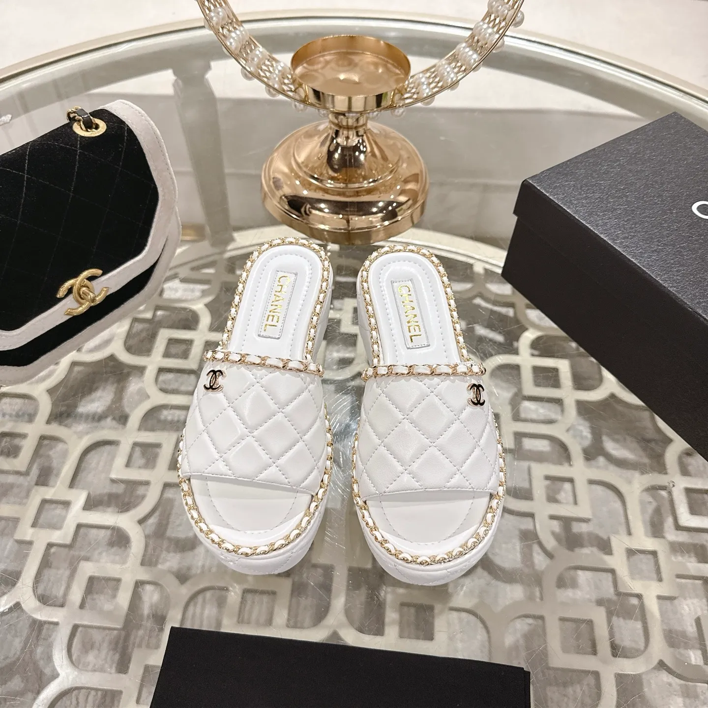 👟👟Ex-factory price 600👟👟 𝐂𝐇𝐀𝐍𝐄𝐋 | Xiaoxiang 25𝐬𝐬 🦋2025 Spring and Summer New Products Counter Classic Xiaoxiang Double C Diamond Chain Slippers Series New〰 🍬 The absolute best in the BS fashion circle. Matching will perform meticulously Minimalist, classic elements that will never fade away 💋 Show unique dressing style, too beautiful to say anything. A must-have for summer... Upper: Original high-customized lambskin Lining: Imported mixed sheepskin lining Outsole: Original molded non-slip outsole Shoe size: 35-39 (34.40.41.42 customization is not returnable)